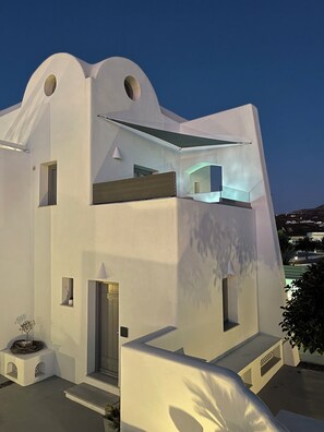 Front of property - White Harmony Suites (Santorini)