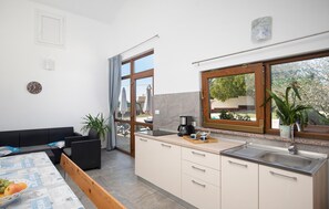 Kühlschrank, Geschirrspüler, Wasserkocher mit Kaffee-/Teezubehör