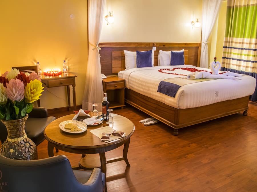 Escritorio, cortinas blackout, wifi gratis y ropa de cama