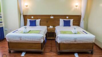 Escritorio, cortinas blackout, wifi gratis y ropa de cama