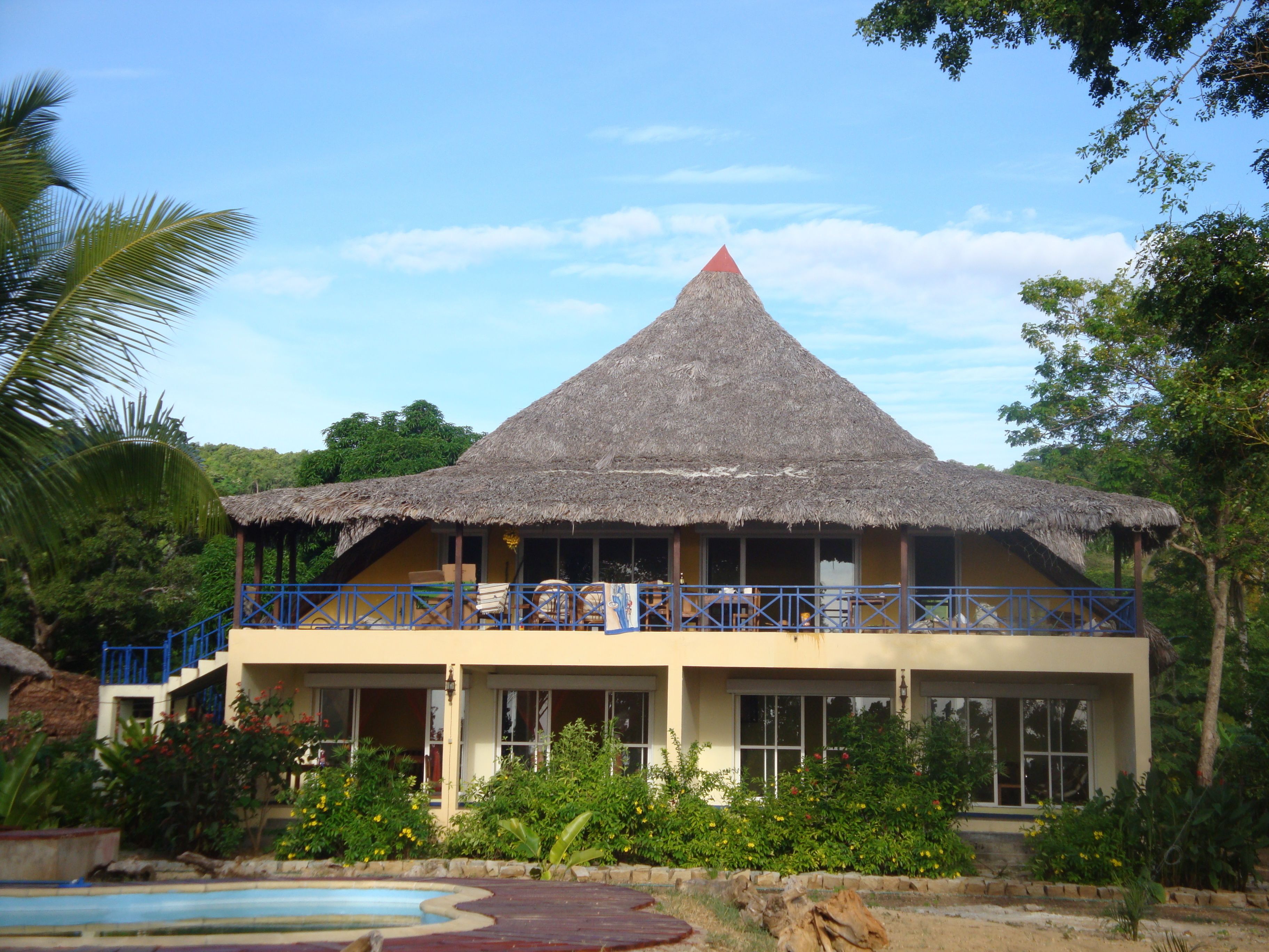 Vista frontal de la propiedad