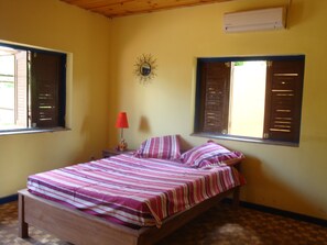 1 غرفة نوم وستائر تعتيم وتجهيزات عازلة للصوت ومكواة/لوح كي