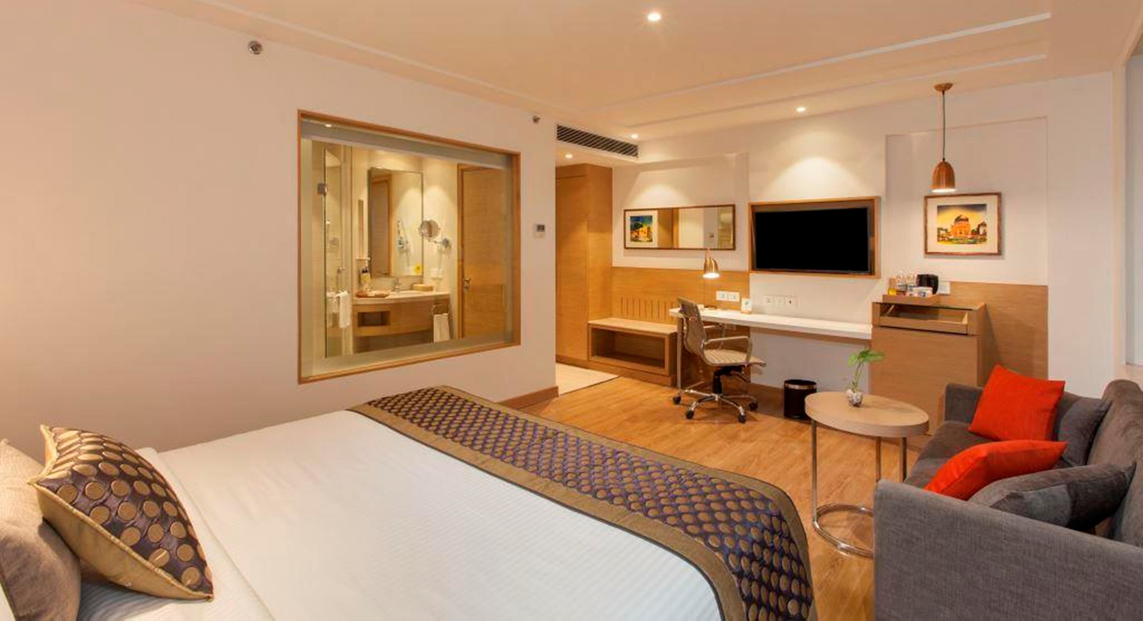 deluxe room, 1 king bed | minibar, in-room safe, desk, soundproofing