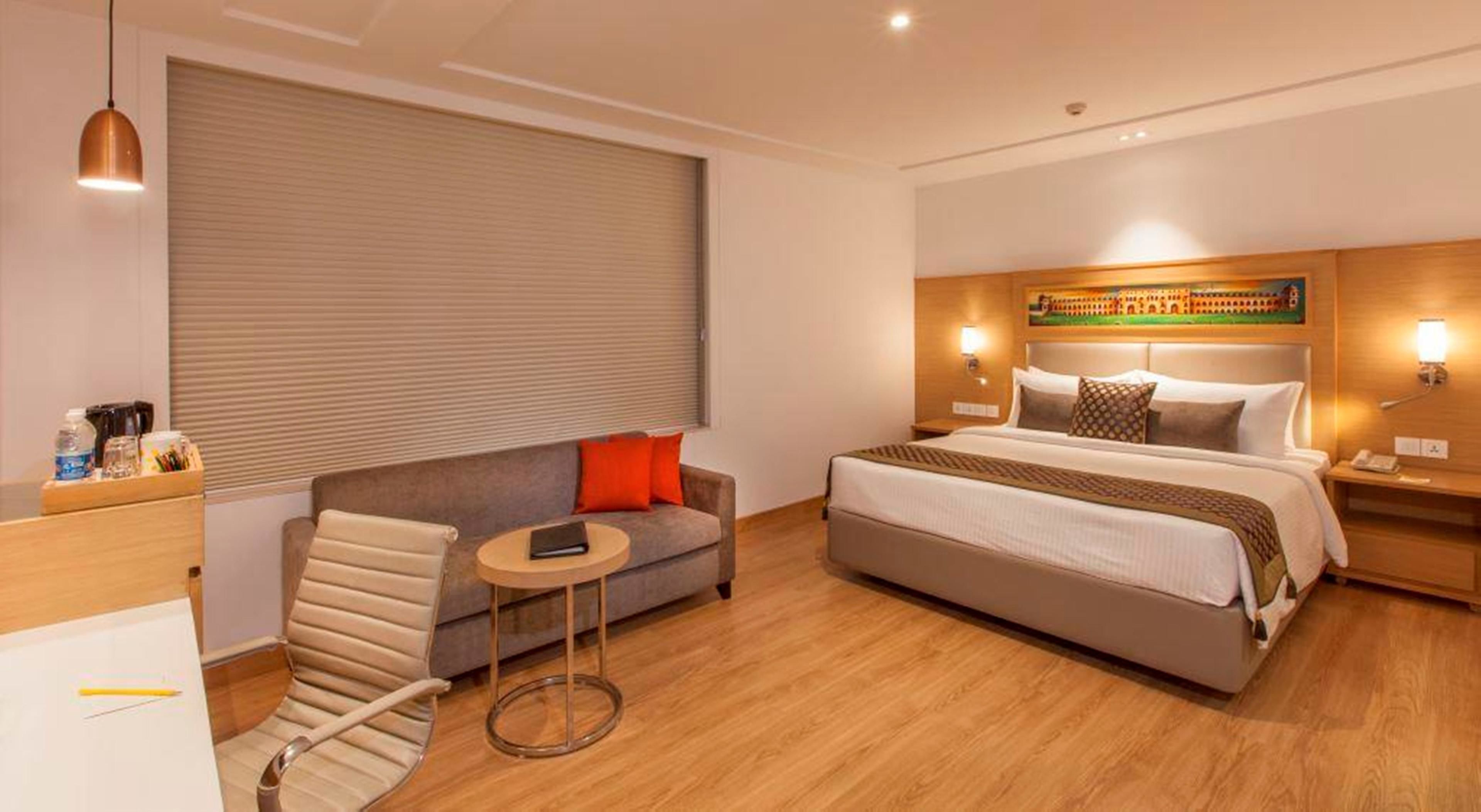 deluxe room, 1 king bed | minibar, in-room safe, desk, soundproofing