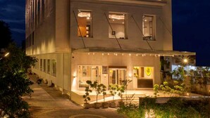 Un moderno edificio de hotel con un letrero llamativo que dice "lemon tree HOTEL" en la parte superior.