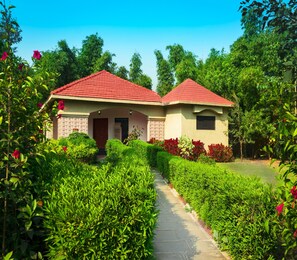 Desk, iron/ironing board, bed sheets - Olive Resorts & Villas (Kurai)