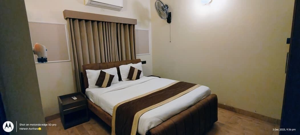 Escritorio, tabla de planchar con plancha y ropa de cama 