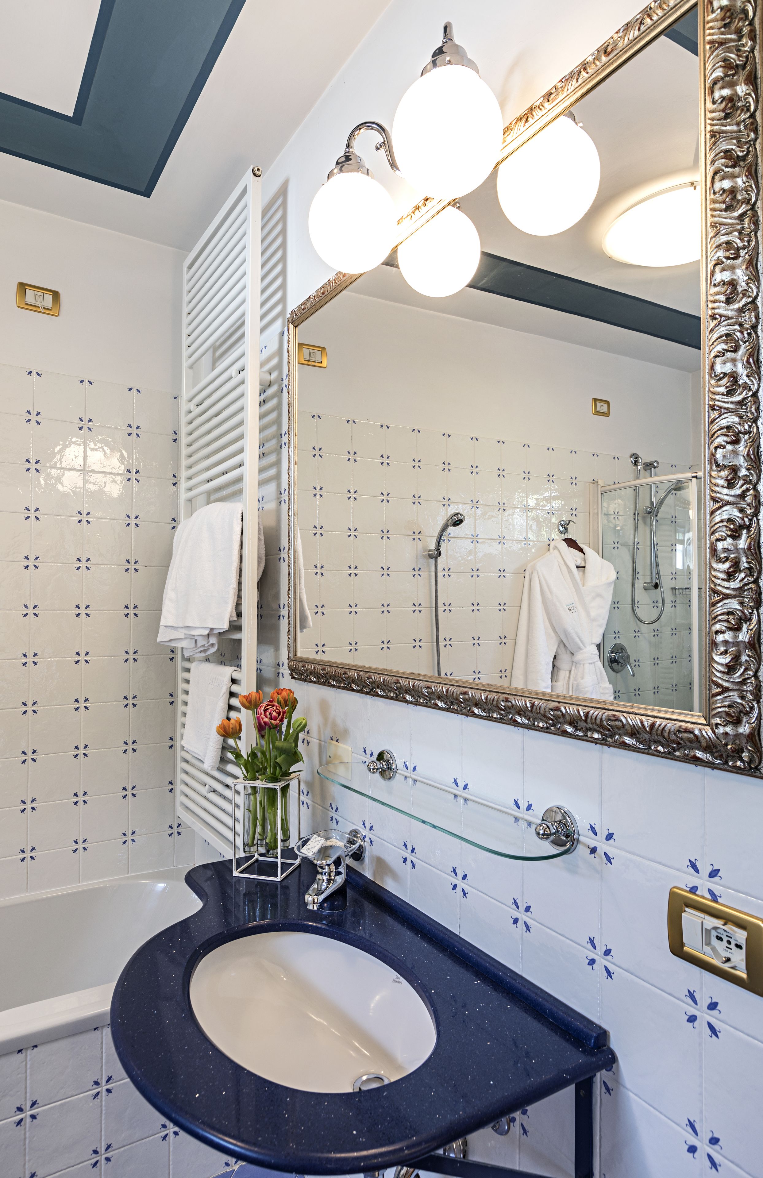 classic double room | bathroom | free toiletries, hair dryer, bathrobes, slippers