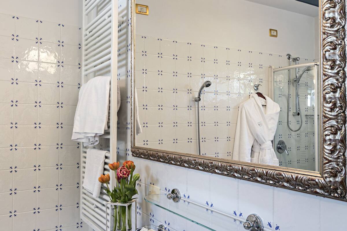 classic double room | bathroom | free toiletries, hair dryer, bathrobes, slippers