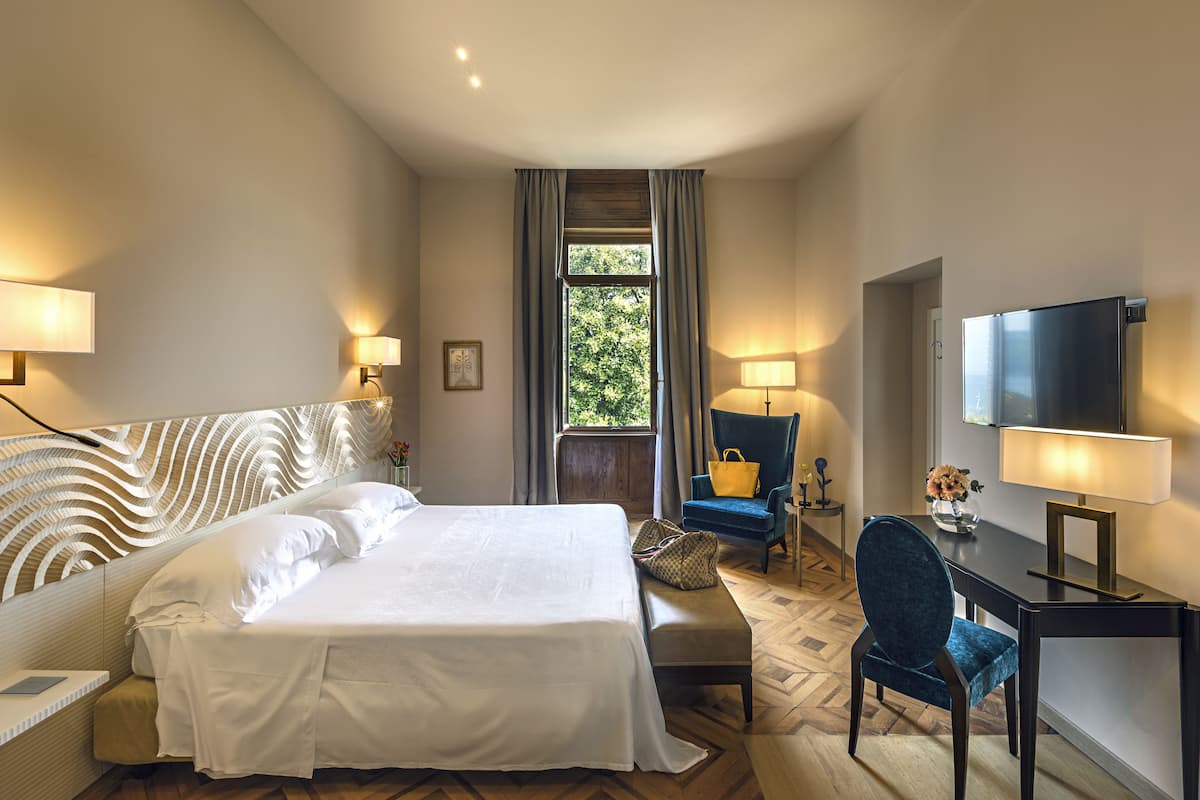 suite, lakeside | premium bedding, minibar, in-room safe, desk