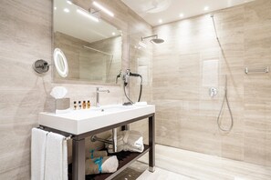 Junior Double Room, Lakeside | Bathroom | Free toiletries, hair dryer, bathrobes, slippers - Hotel Laurin (Salò)