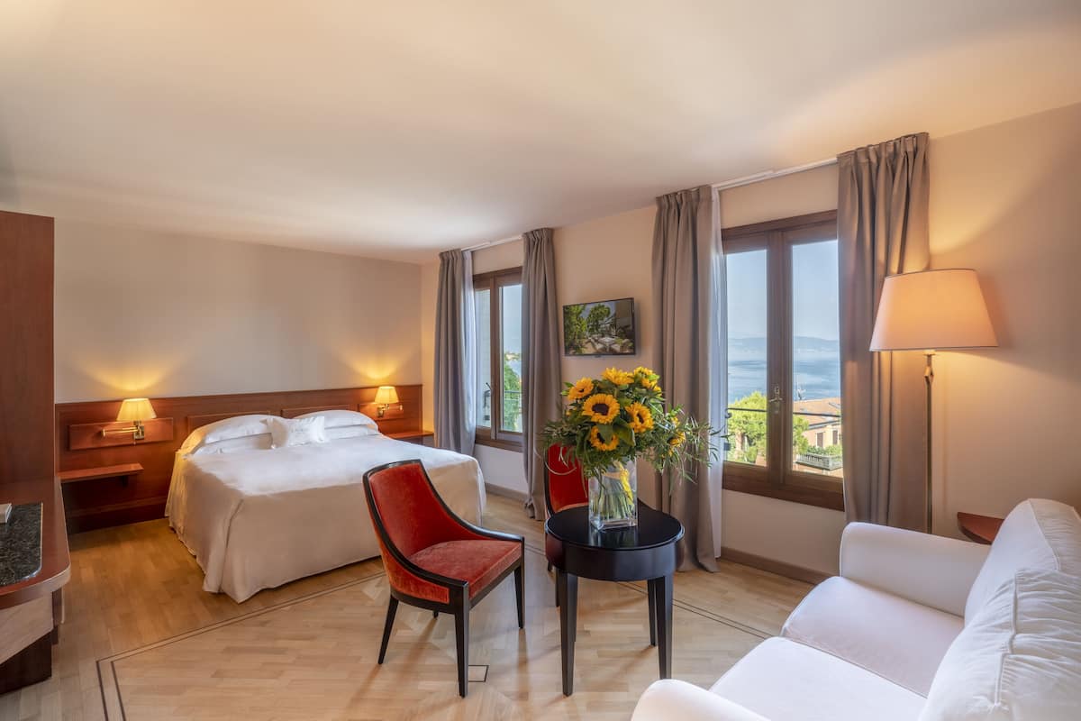 junior double room, lakeside | premium bedding, minibar, in-room safe, desk