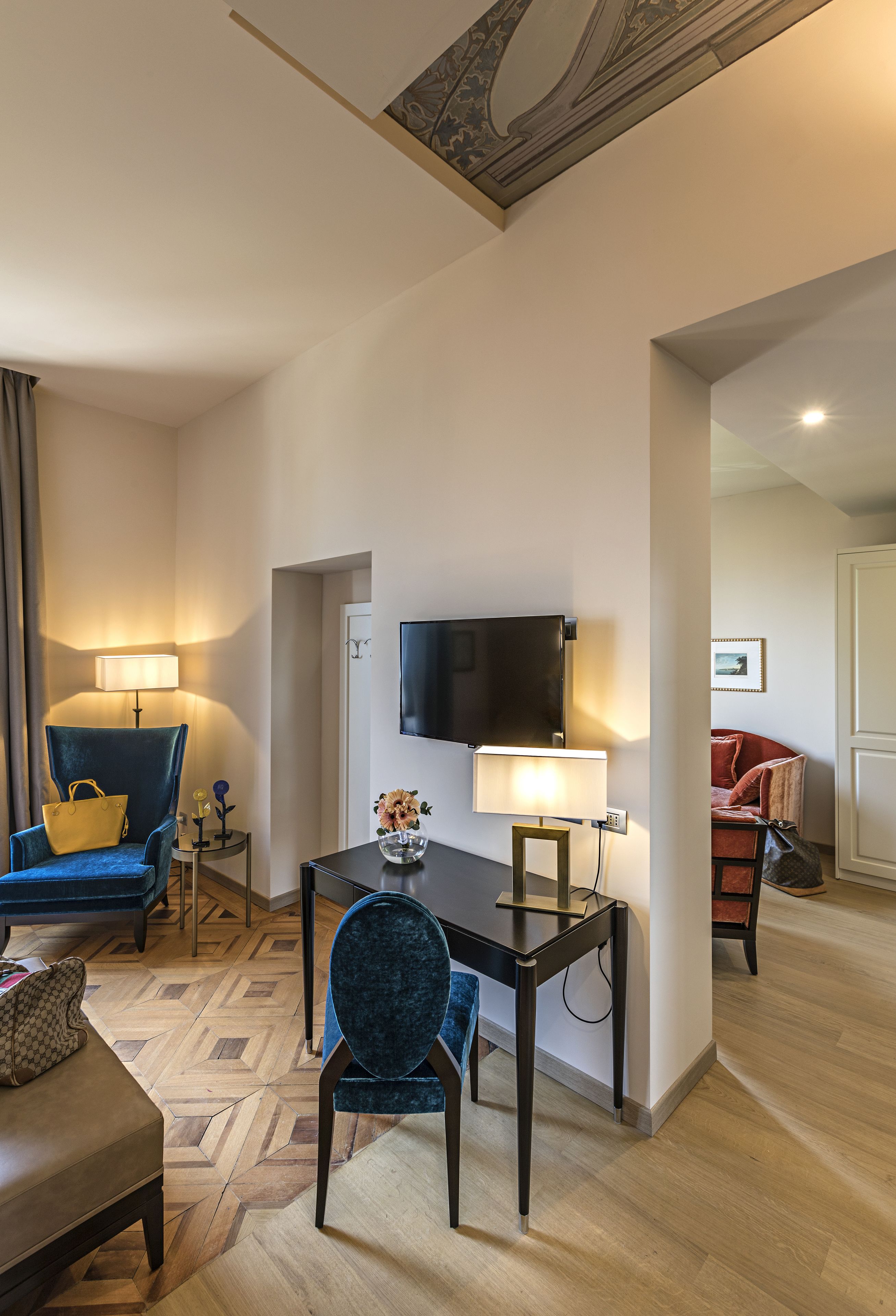 suite, lakeside | living area | flat-screen tv