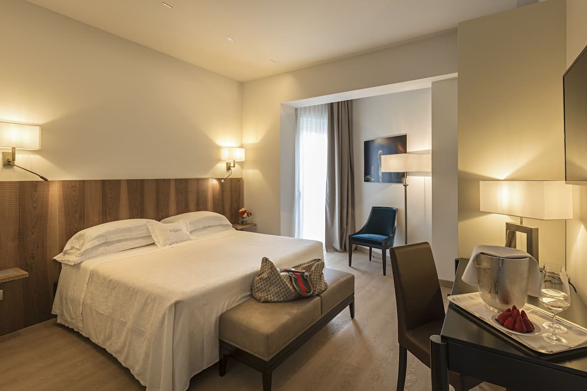 Hochwertige Bettwaren, Minibar, Zimmersafe, Schreibtisch