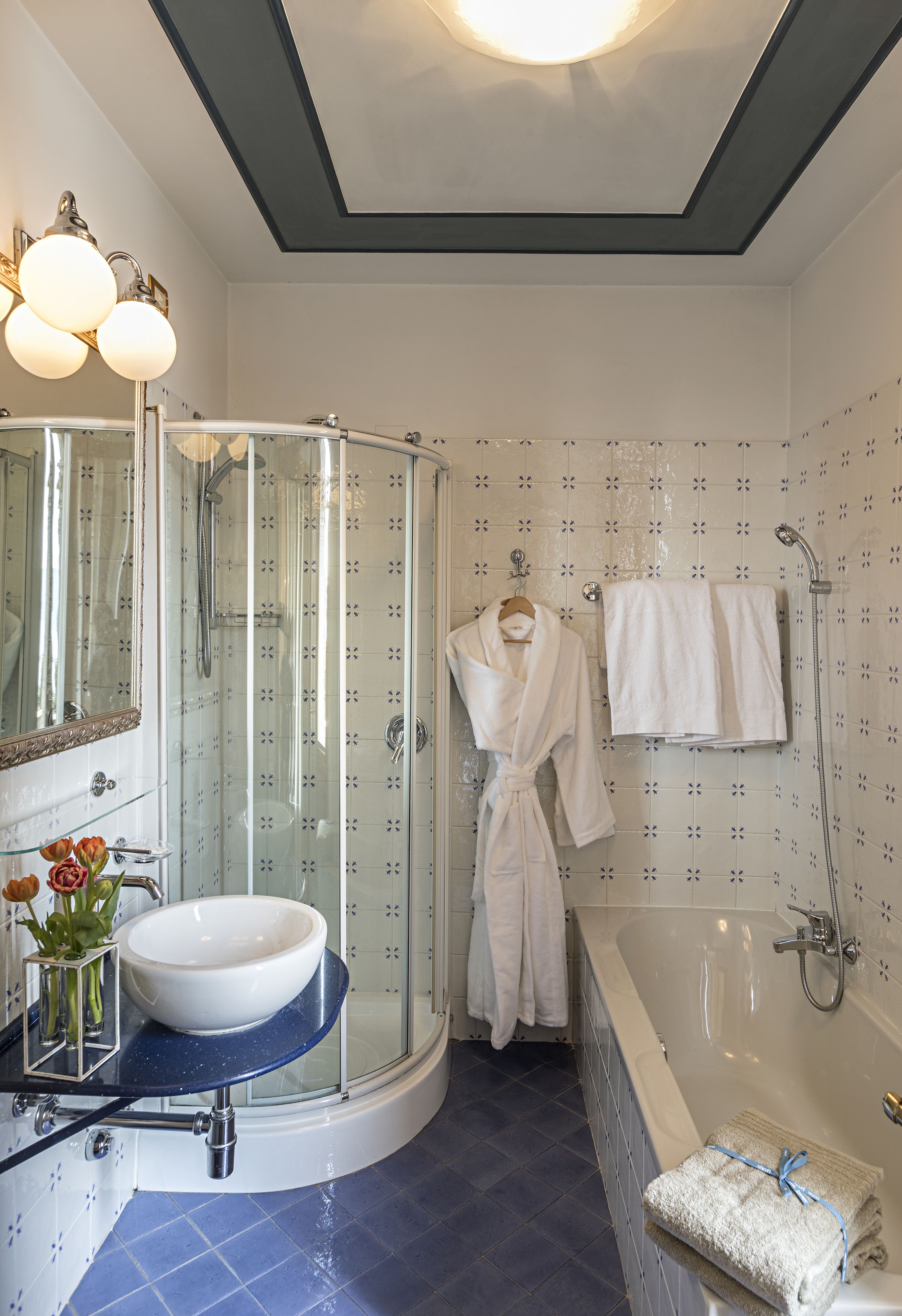 deluxe double room, balcony, lakeside | bathroom | free toiletries, hair dryer, bathrobes, slippers