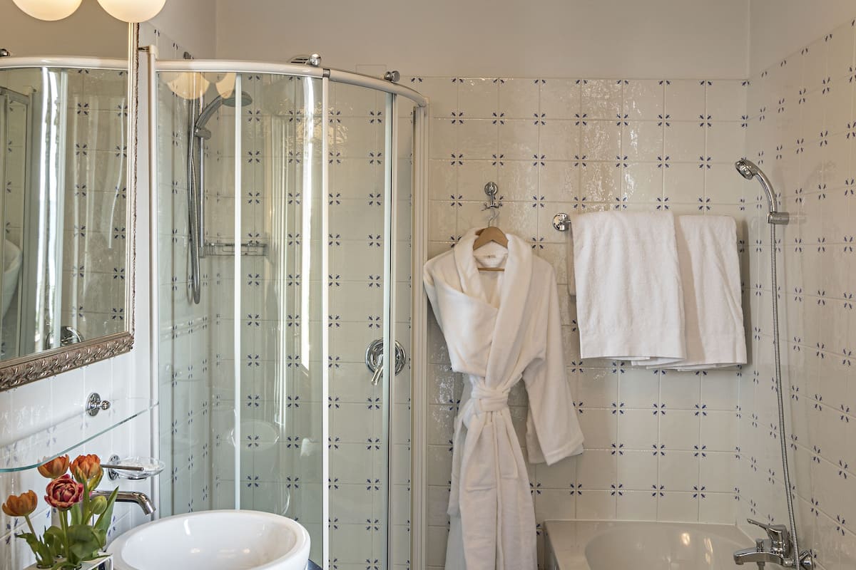 deluxe double room, balcony, lakeside | bathroom | free toiletries, hair dryer, bathrobes, slippers