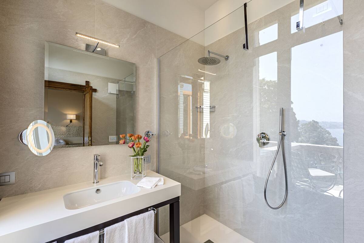 junior double room, balcony, lakeside | bathroom | free toiletries, hair dryer, bathrobes, slippers