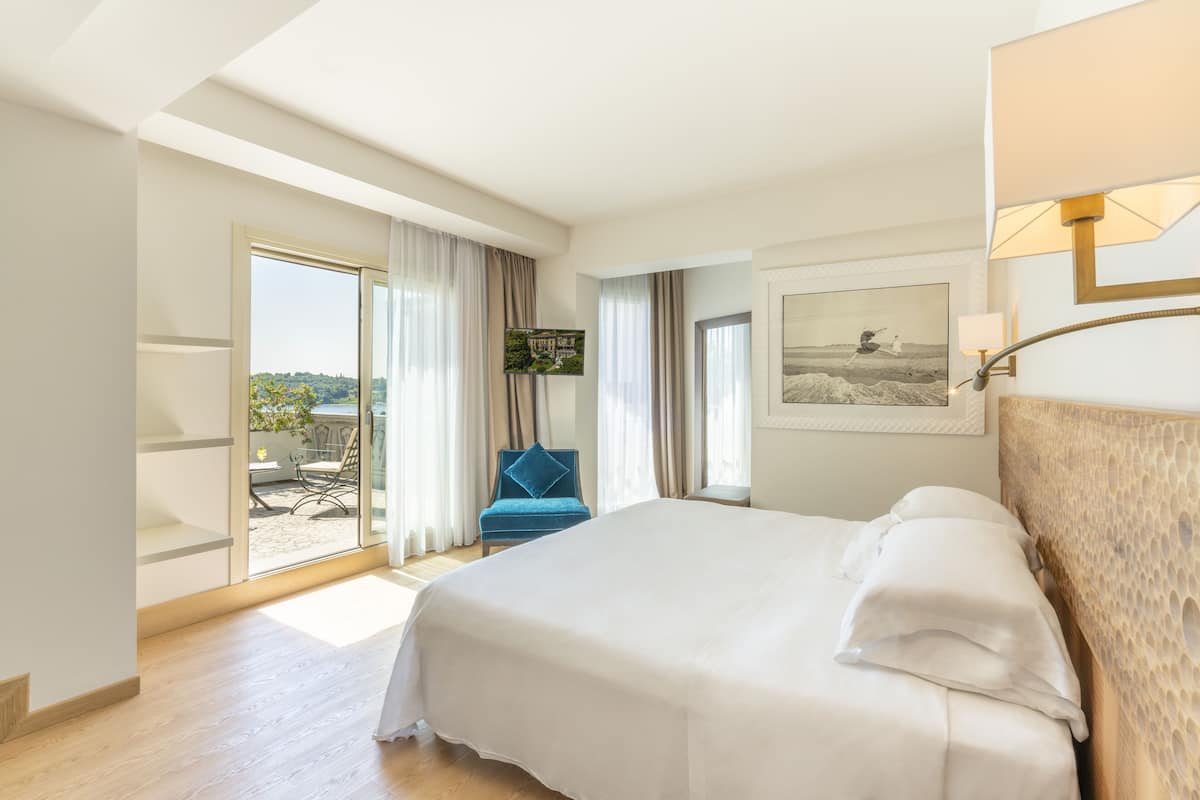 Junior-Doppelzimmer, Balkon, Seeseite | Hochwertige Bettwaren, Minibar, Zimmersafe, Schreibtisch