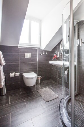 Appartement Confort, 2 chambres | Salle de bain | Douche, articles de toilette (gratuits), serviettes fournies