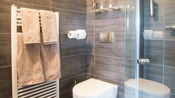 Comfort-Doppelzimmer | Badezimmer | Dusche, kostenlose Toilettenartikel, HandtĂŒcher