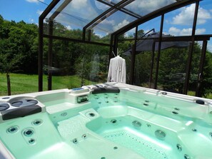 Outdoor spa tub