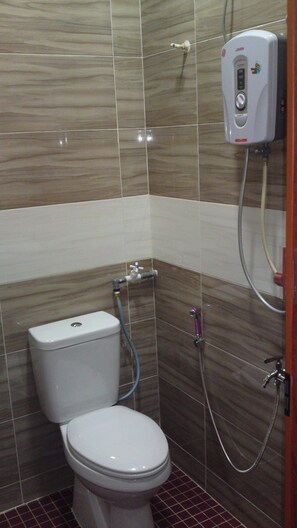 Shower, towels - Suria Cameron Hotel (Tanah Rata)