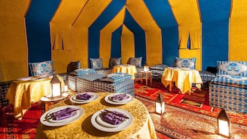 Melayani sarapan, makan siang, makan malam; sajian masakan lokal