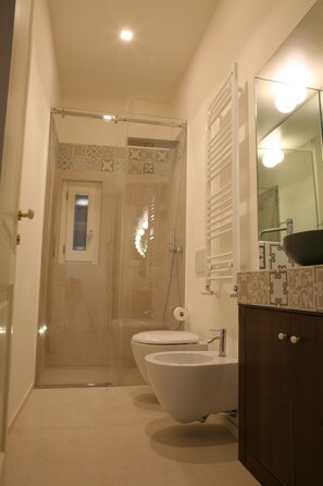 Habitación exclusiva, balcón, vista a la ciudad | Baño | Regadera, amenidades de baño gratuitas, secadora de cabello, bidet 