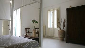Exclusive-Zimmer, Balkon, Stadtblick | Hochwertige Bettwaren, Schreibtisch, kostenloses WLAN, Bettwäsche