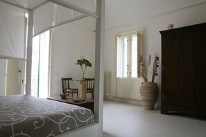 Ropa de cama de alta calidad, escritorio, wifi gratis y ropa de cama 