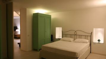 Ropa de cama de alta calidad, escritorio, wifi gratis y ropa de cama