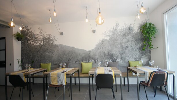 A dining area with tables set for six, each with a wine glass and a plate. - Pove 2.4 Hotel (Pove del Grappa)