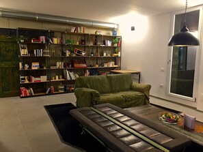 Lobby sitting area - Pove 2.4 Hotel (Pove del Grappa)