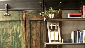 A bookshelf with books and decorative items. - Pove 2.4 Hotel (Pove del Grappa)