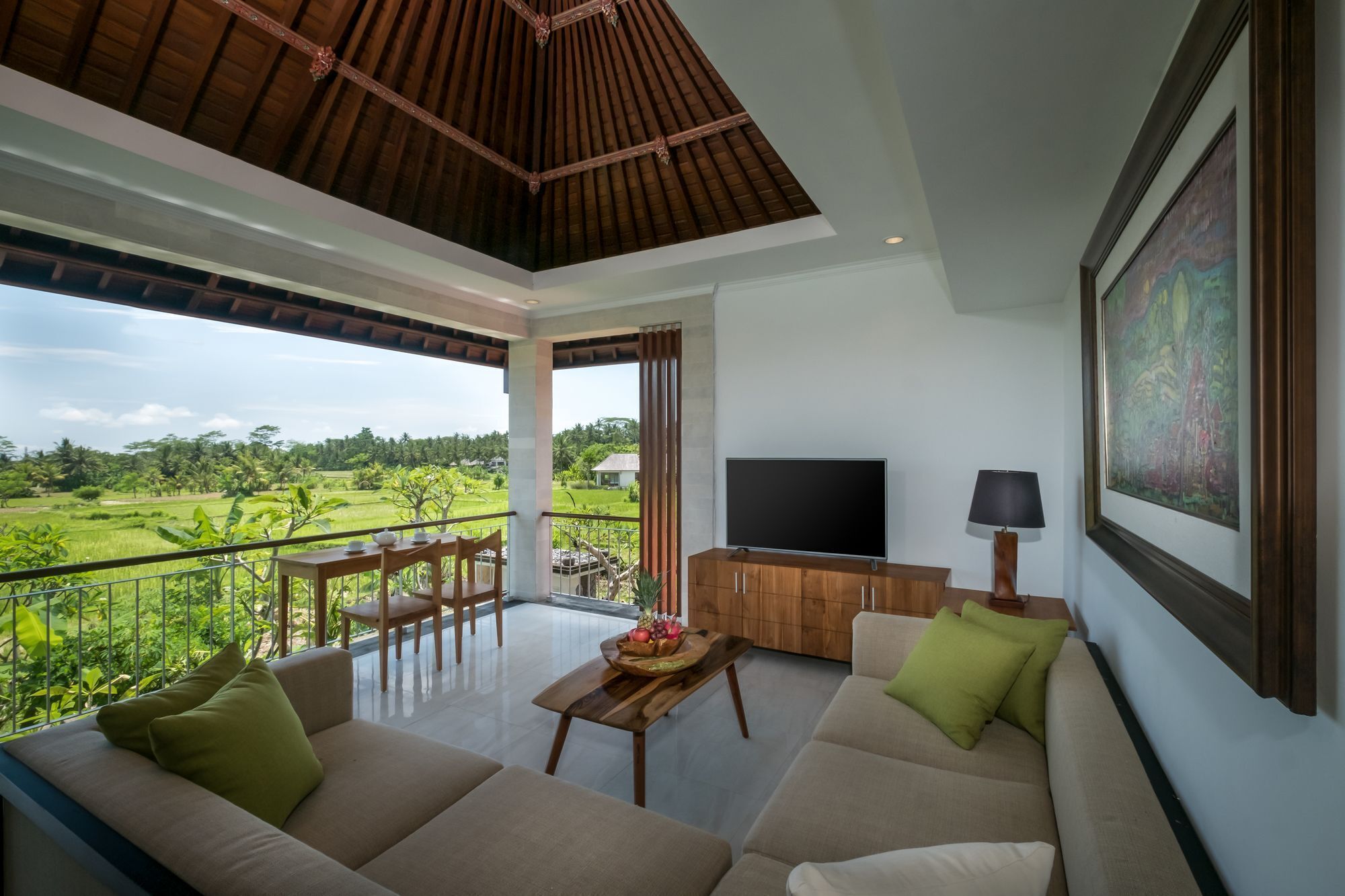 Een 32-inch flatscreentelevisie met kabelzenders en een televisie