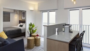 A modern, compact apartment with a kitchenette, a dining area, and a sleeping area. - Mr. Katinsky - By TLV2GO (Tel Aviv)