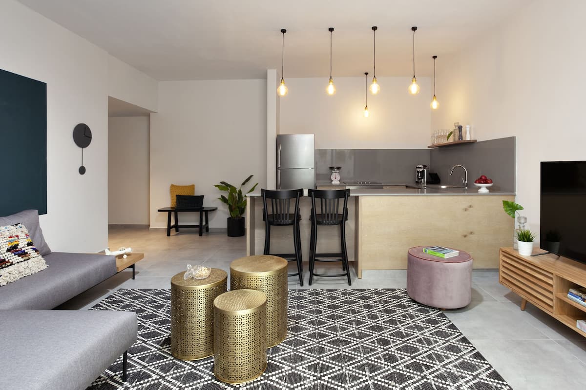 One Bedroom Apartment - English Basement | Cocina privada | Refrigerador con congelador, microondas, horno y parrilla de estufa