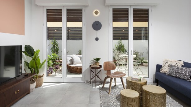 A modern living room with a TV, sofa, and dining area. - Mr. Katinsky - By TLV2GO (Tel Aviv)