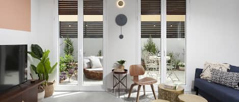 One Bedroom Apartment with Garden | 2 bedrooms, in-room safe, desk, laptop workspace