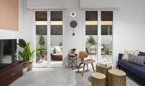 One Bedroom Apartment with Garden | Värdeförvaringsskåp på rummet, skrivbord och arbetsyta för laptop