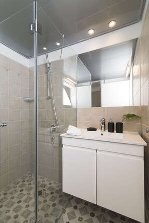 Two Bedroom Apartment | Bagno | Vasca, set di cortesia gratuito, asciugacapelli, asciugamani