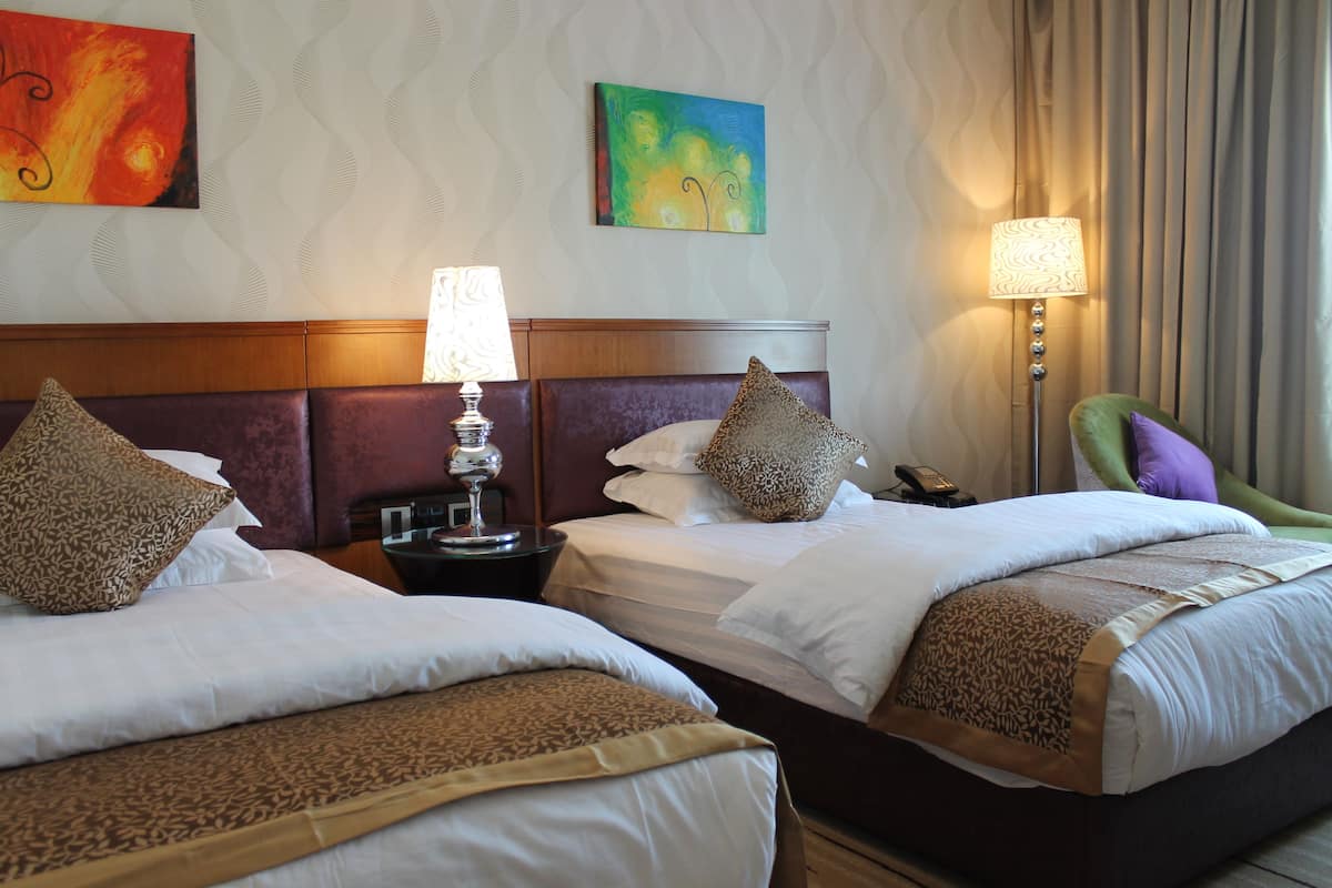 Phòng đôi Deluxe | Bộ đồ giường cao cấp, minibar, két bảo mật tại phòng, bàn 