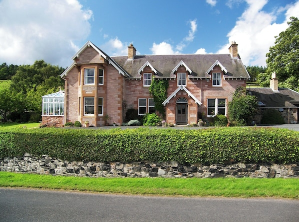 Exterior - Clint Lodge (Melrose)