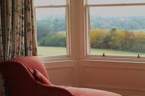 Tabla de planchar con plancha, wifi gratis y ropa de cama 