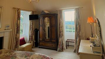 Deluxe-værelse med dobbeltseng eller 2 enkeltsenge - eget badeværelse | Strygejern/strygebræt, gratis Wi-Fi, sengetøj