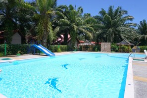 Una piscina al aire libre