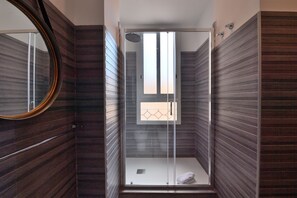 Deluxe Suite | Bathroom | Shower, hair dryer, slippers, bidet