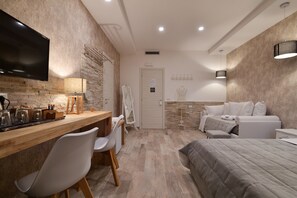 Habitación triple | Minibar, escritorio, sistema de insonorización y wifi gratis