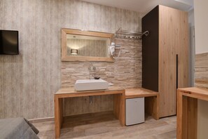 Superior-Doppelzimmer | Badezimmer | Dusche, Haartrockner, Hausschuhe, Bidet