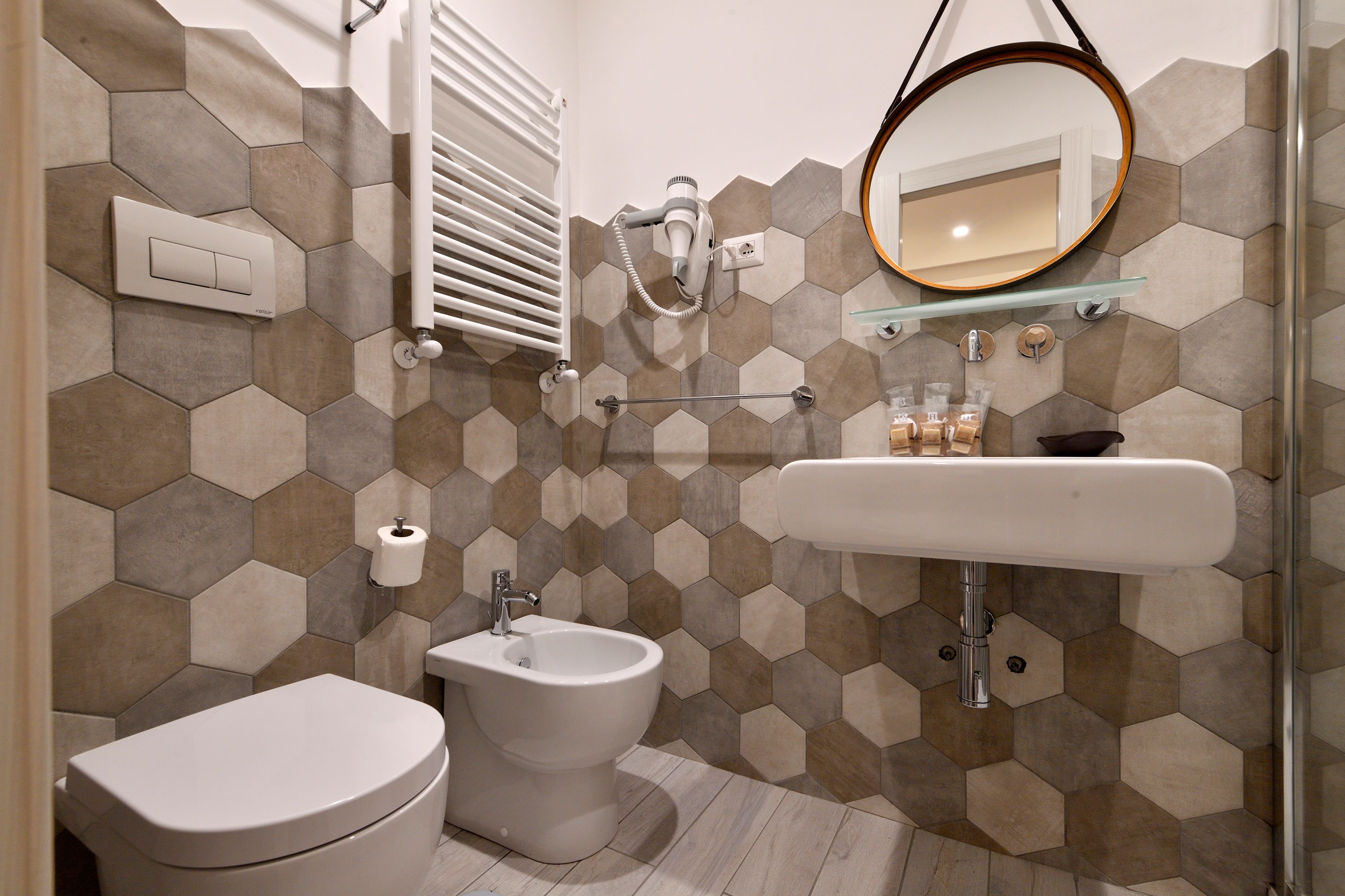 Habitación triple | Baño | Regadera, secadora de cabello, pantuflas, bidet 